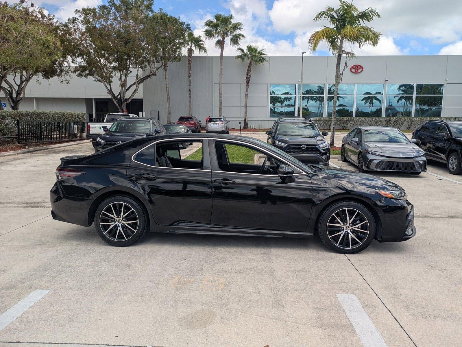 2022 Toyota Camry SE Auto (SE)