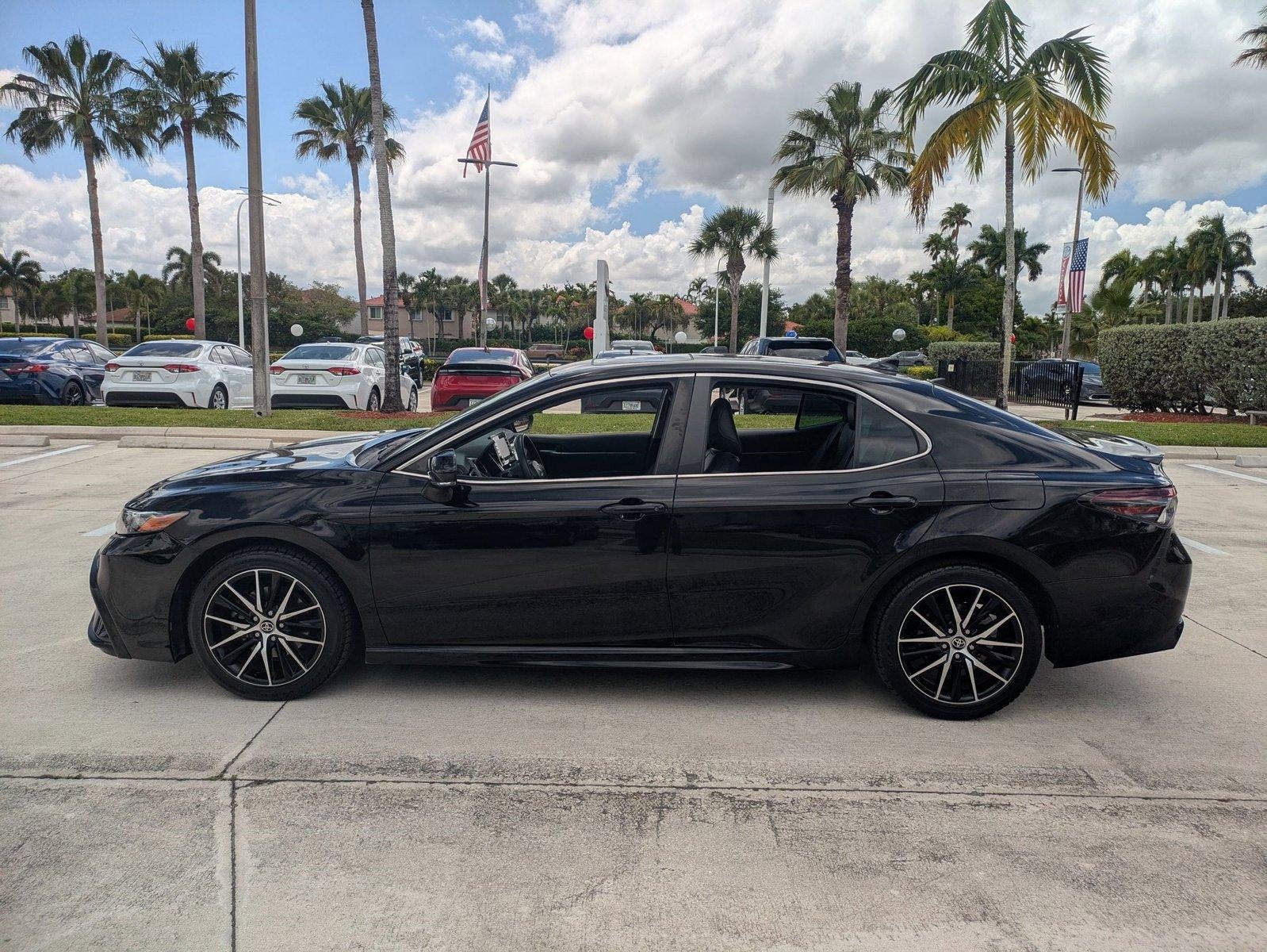 2022 Toyota Camry SE Auto (SE)