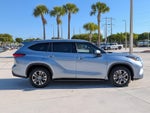 2022 Toyota Highlander XLE FWD (Natl)