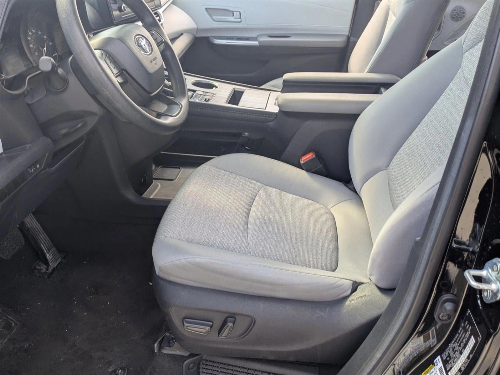 2025 Toyota Sienna LE FWD 8-Passenger (Natl)