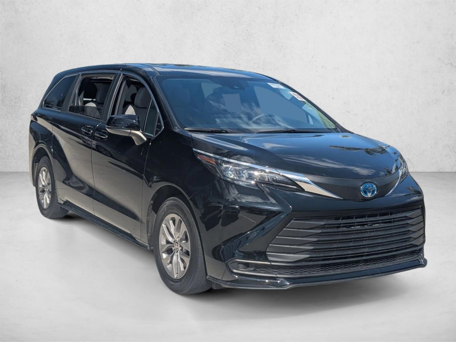 2025 Toyota Sienna LE FWD 8-Passenger (Natl)