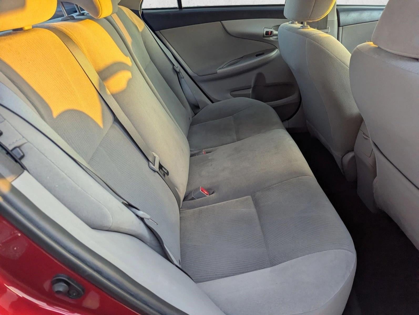 2013 Toyota Corolla 4dr Sdn Auto LE (Natl)