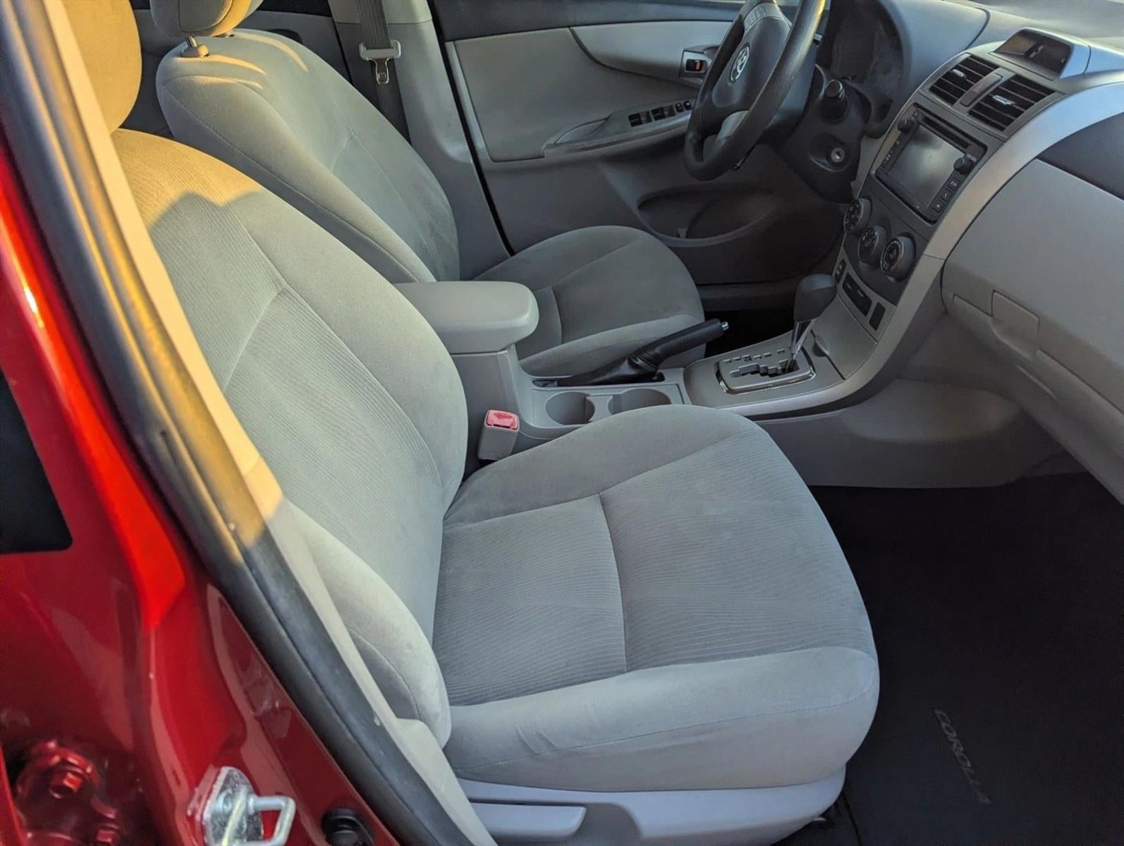 2013 Toyota Corolla 4dr Sdn Auto LE (Natl)