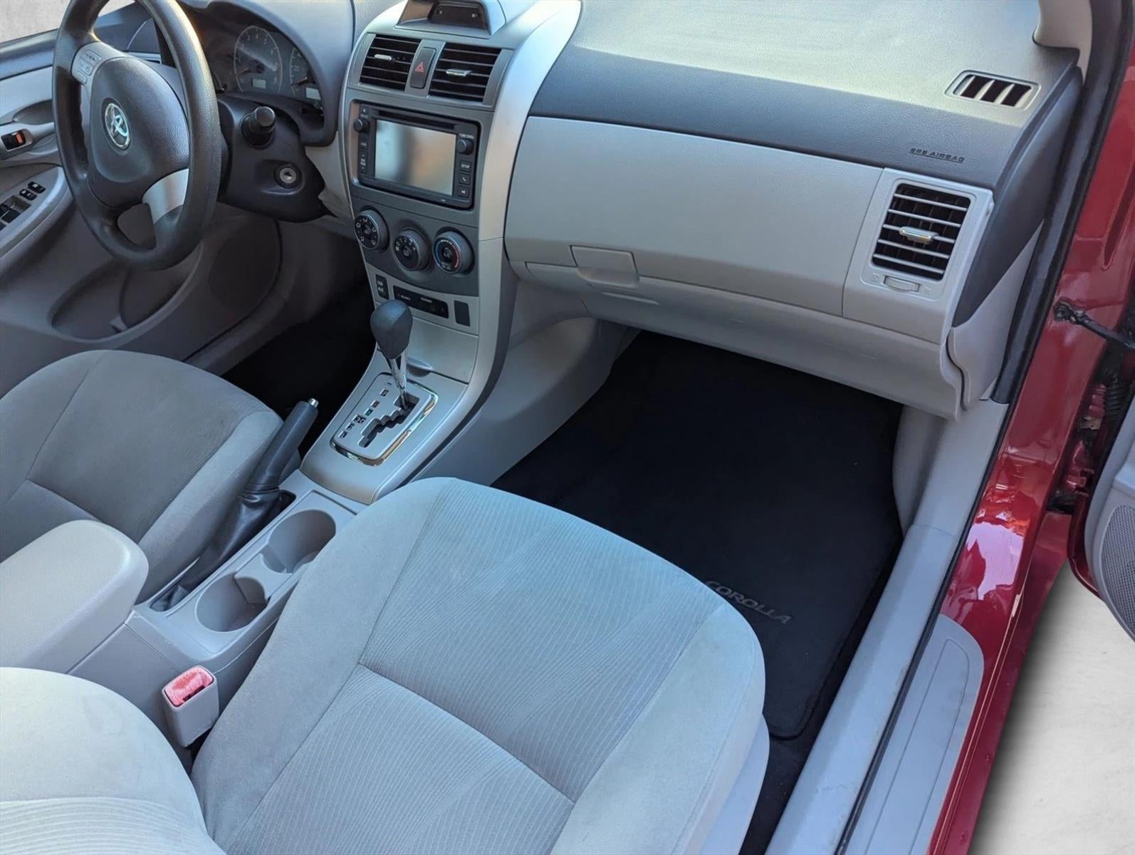 2013 Toyota Corolla 4dr Sdn Auto LE (Natl)