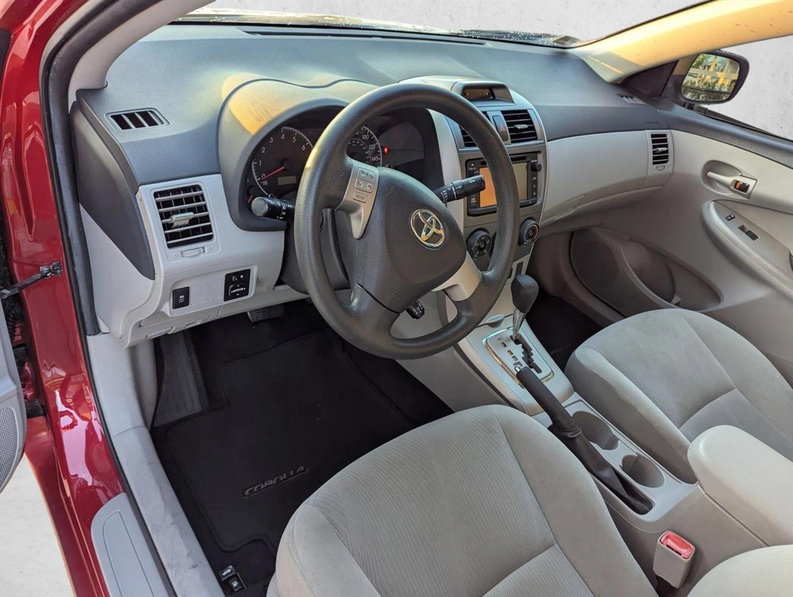 2013 Toyota Corolla 4dr Sdn Auto LE (Natl)