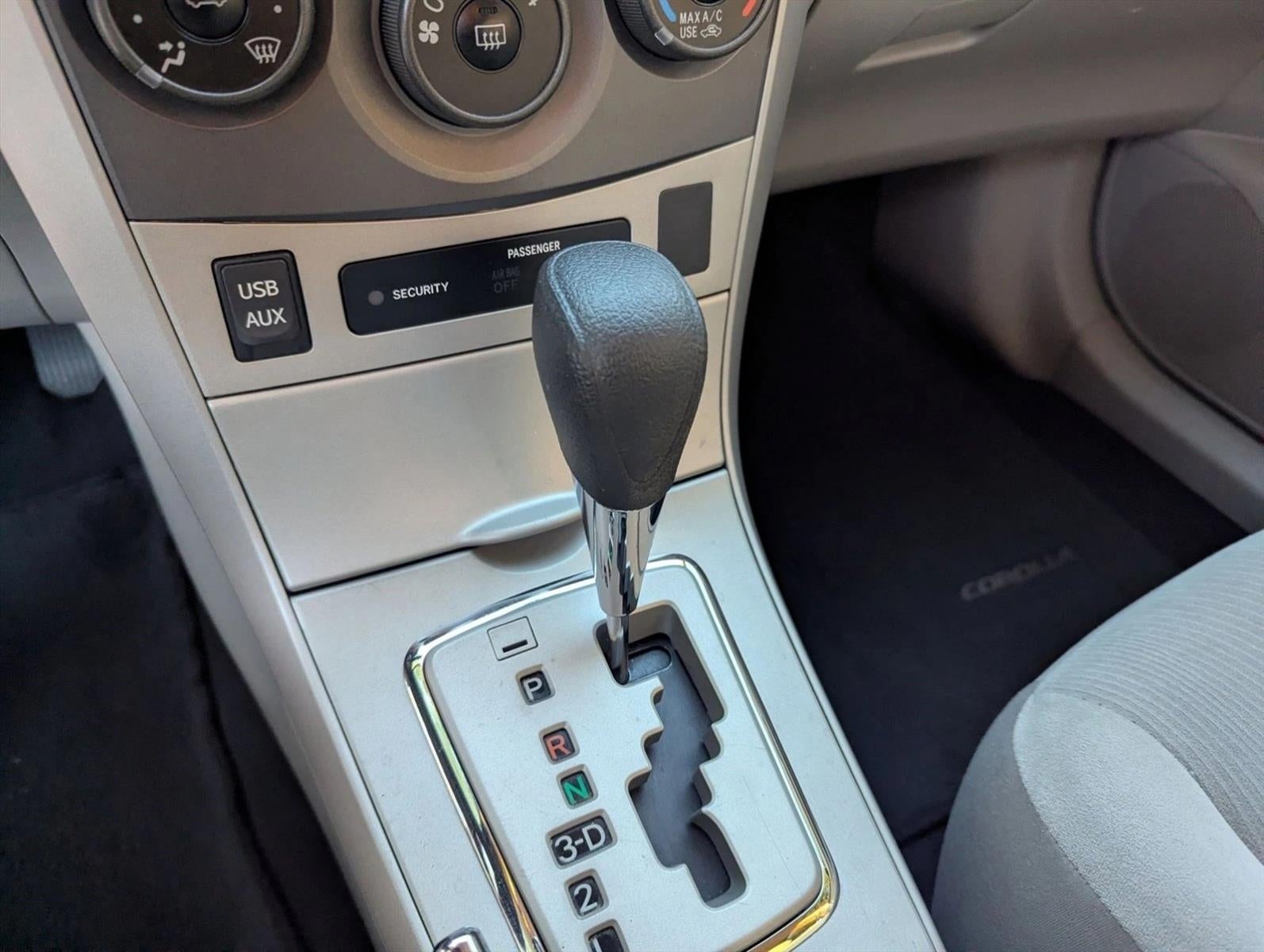 2013 Toyota Corolla 4dr Sdn Auto LE (Natl)