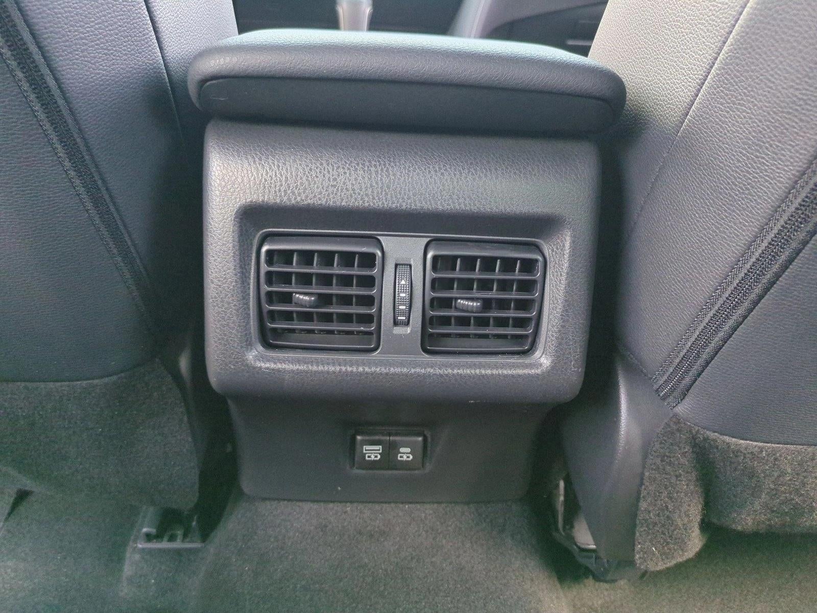 2025 Toyota Camry SE (Natl)