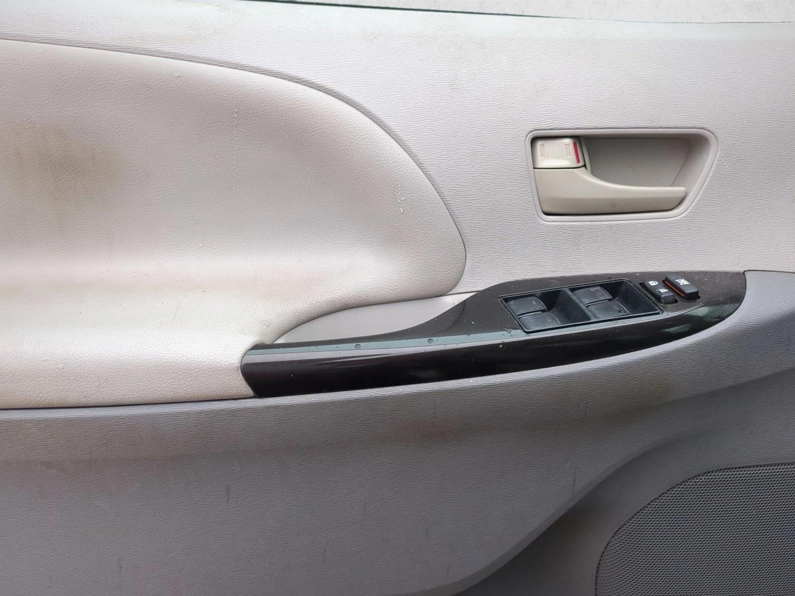 2014 Toyota Sienna 5dr 8-Pass Van V6 LE FWD (Natl)