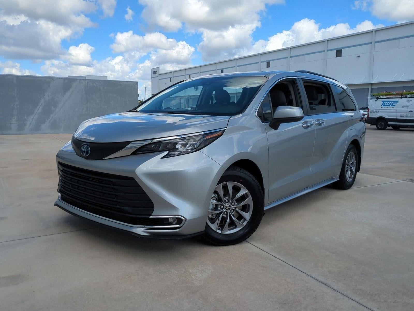 2024 Toyota Sienna XLE FWD 8-Passenger (Natl)