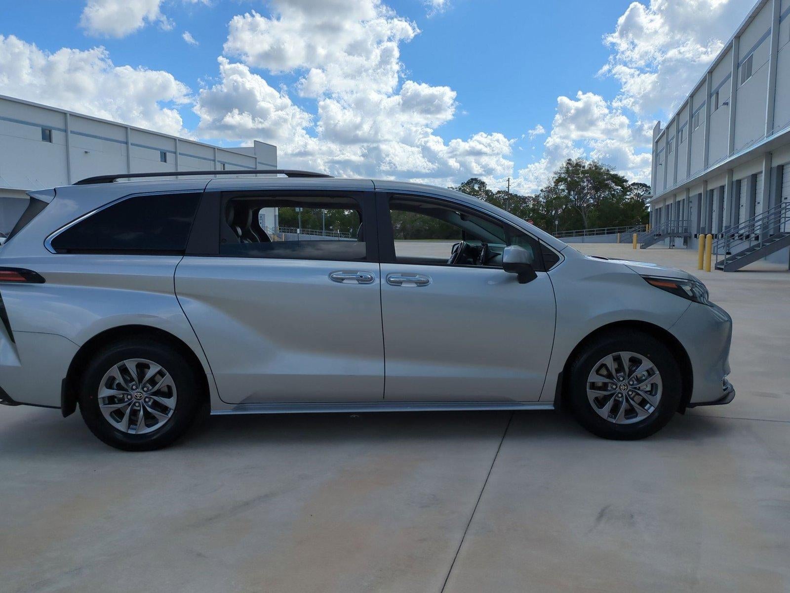 2024 Toyota Sienna XLE FWD 8-Passenger (Natl)