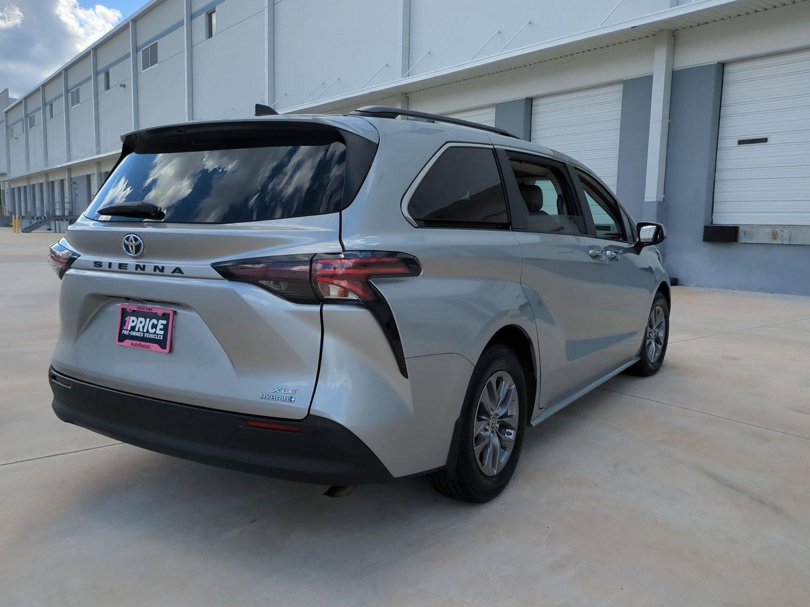 2024 Toyota Sienna XLE FWD 8-Passenger (Natl)