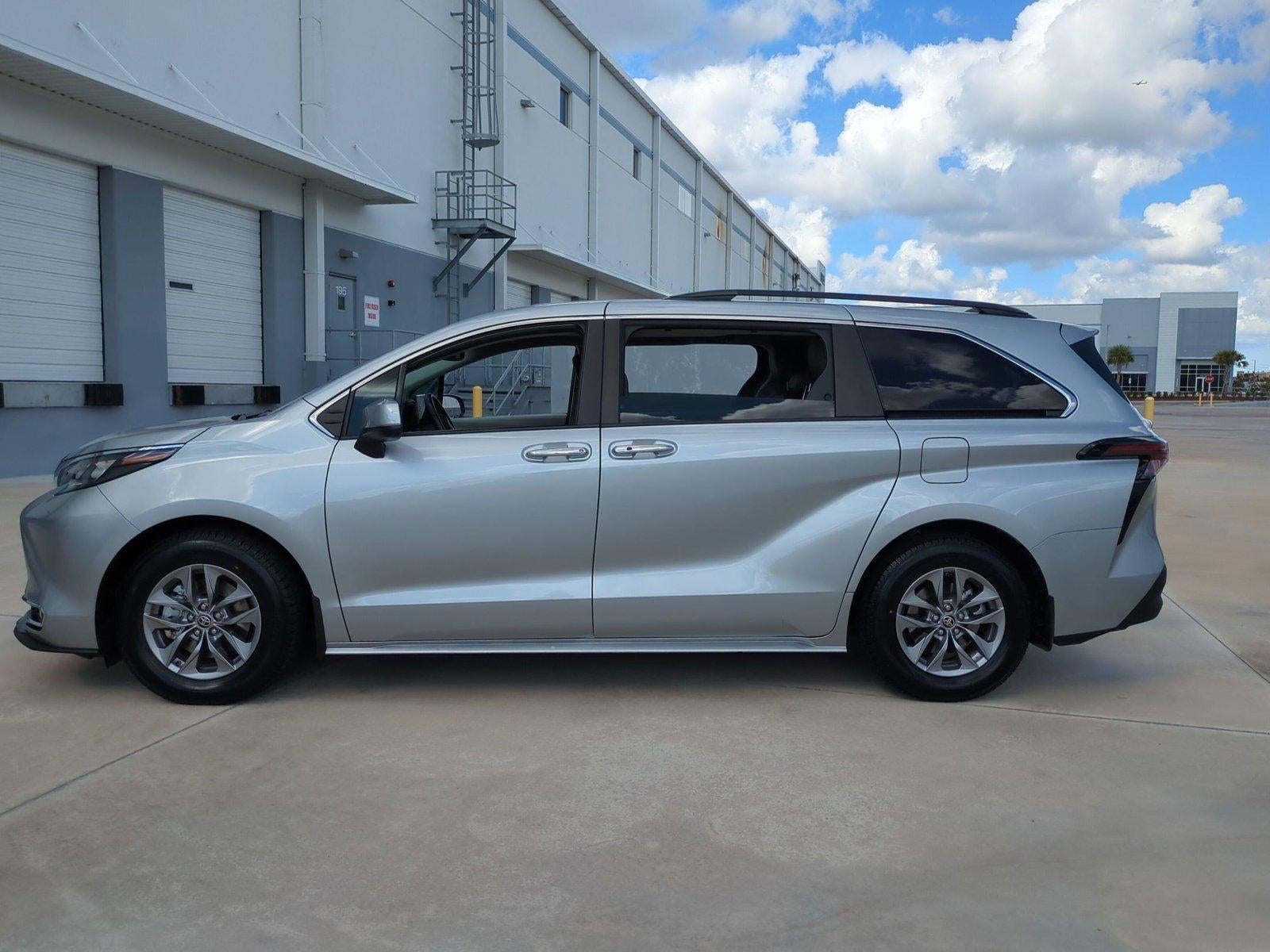 2024 Toyota Sienna XLE FWD 8-Passenger (Natl)