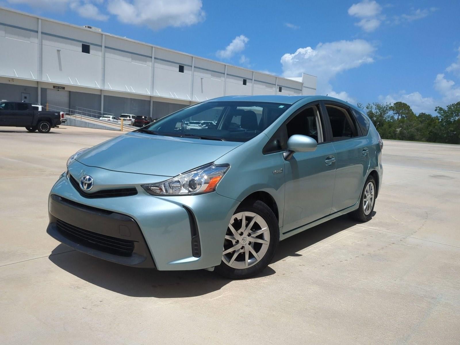 2017 Toyota Prius v Two (Natl)
