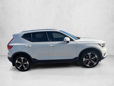 2019 Volvo XC40 T5 AWD Momentum