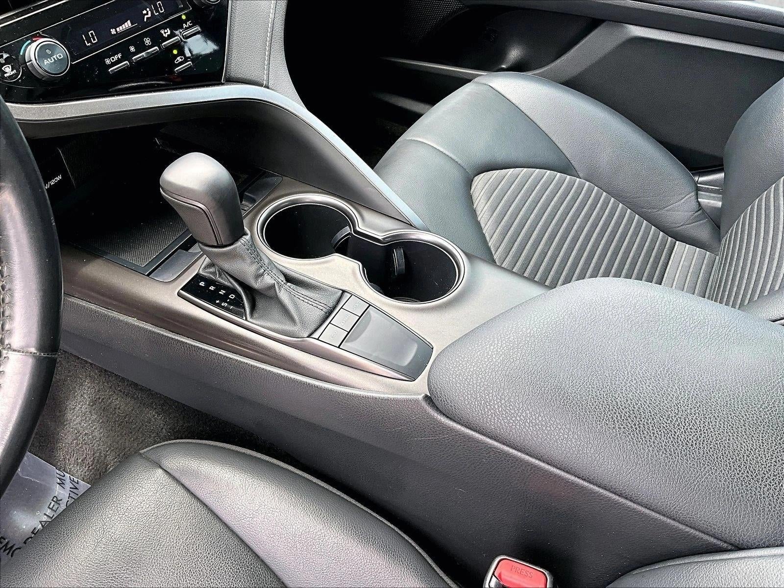 2022 Toyota Camry SE Auto (SE)