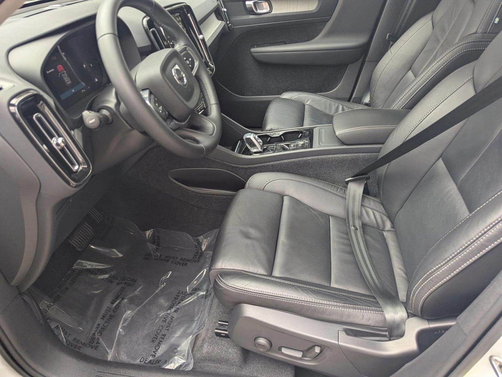 2023 Volvo XC40 B5 AWD Plus Dark Theme