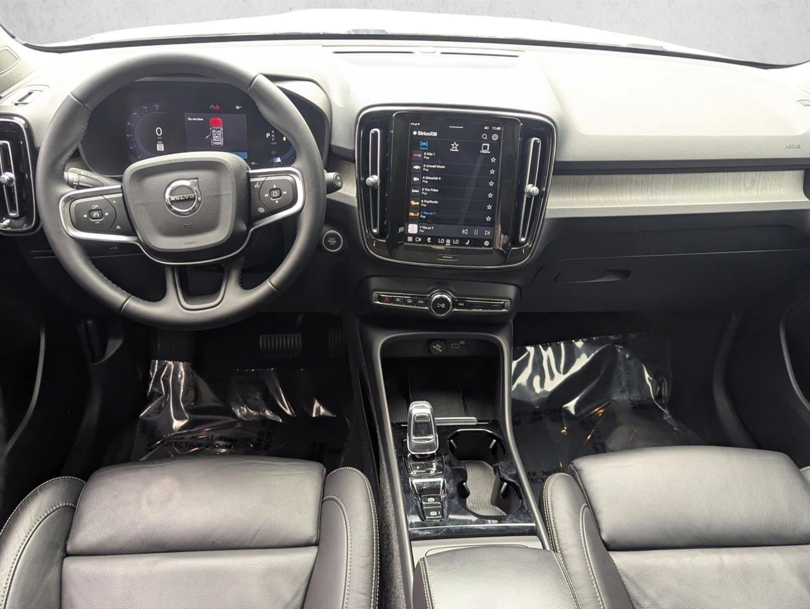 2023 Volvo XC40 B5 AWD Plus Dark Theme