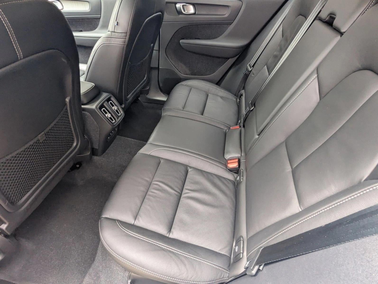 2023 Volvo XC40 B5 AWD Plus Dark Theme