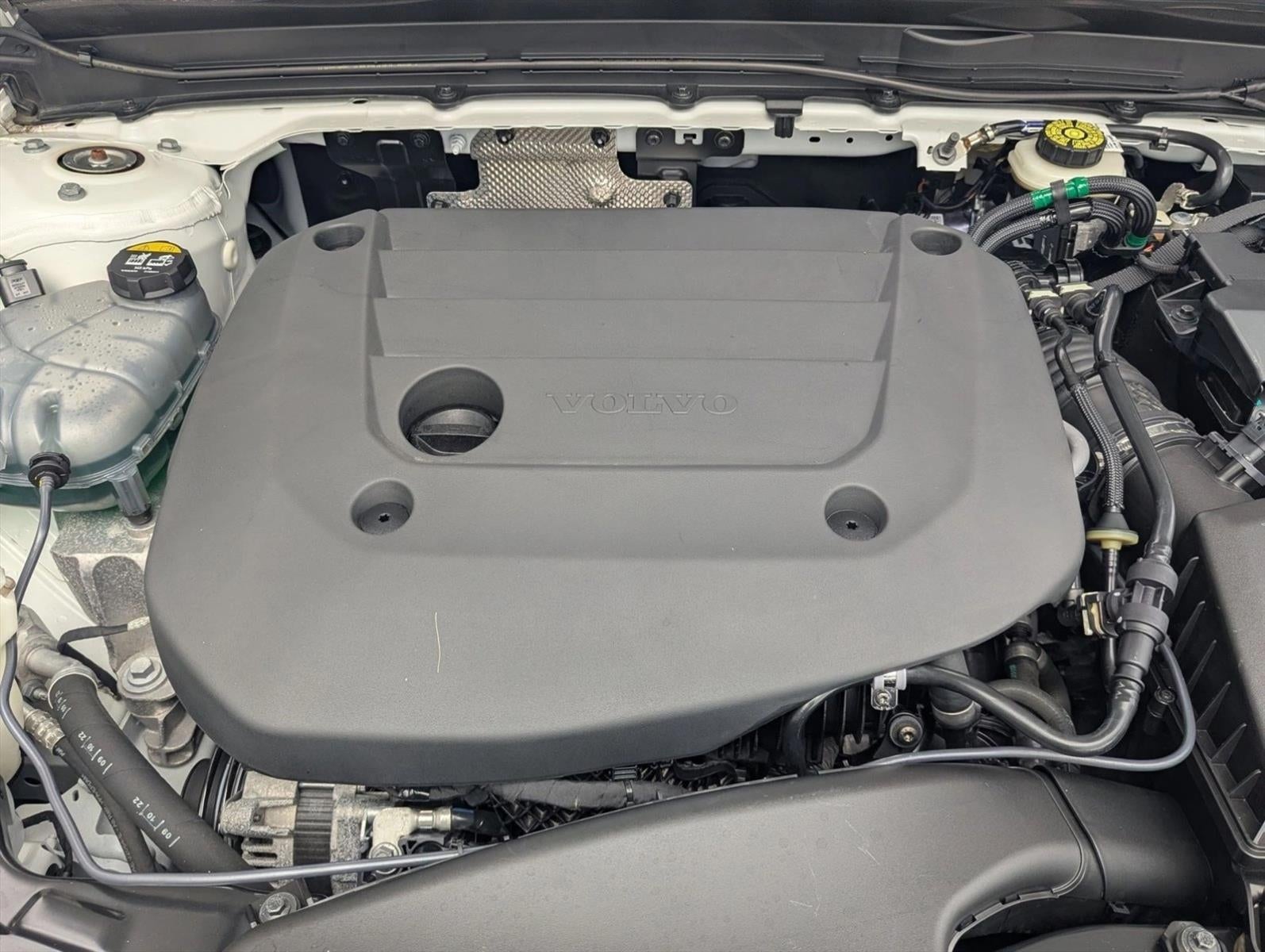 2023 Volvo XC40 B5 AWD Plus Dark Theme