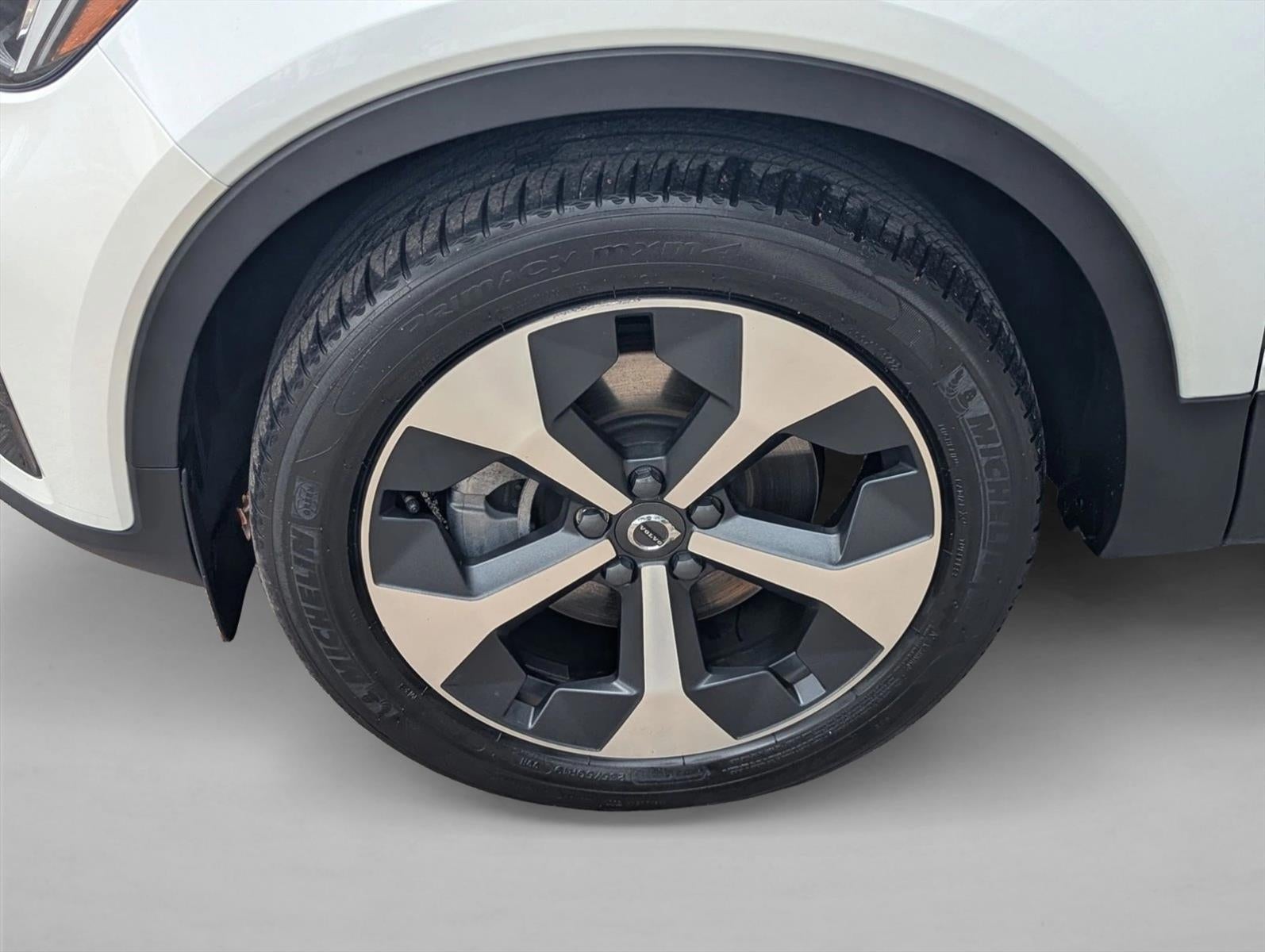 2023 Volvo XC40 B5 AWD Plus Dark Theme