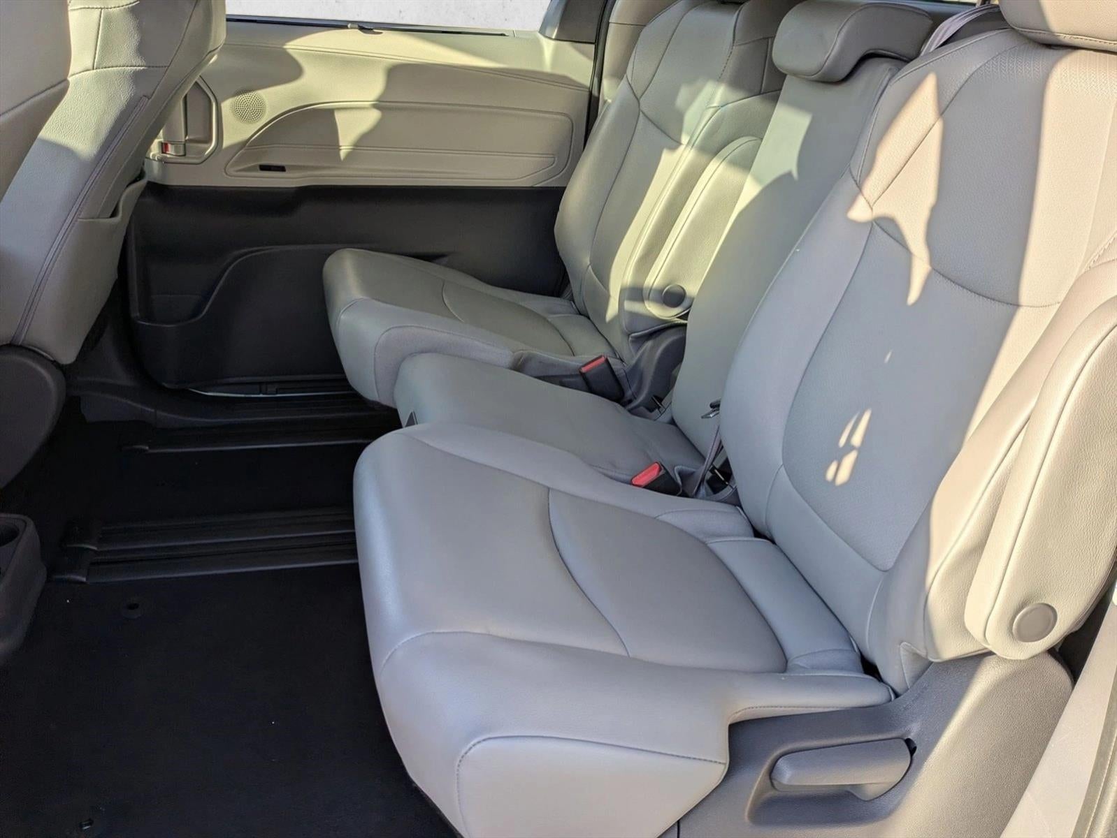 2021 Toyota Sienna XLE FWD 8-Passenger (Natl)