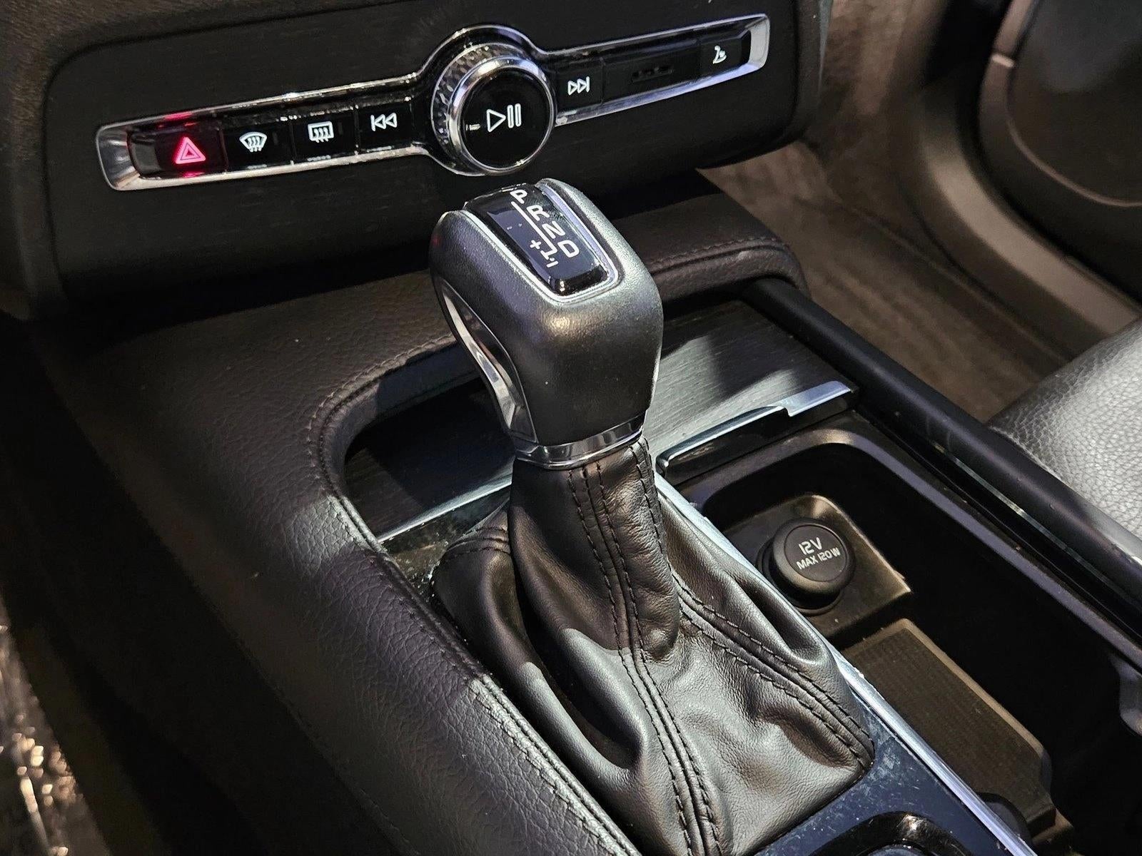 2020 Volvo XC90 T6 AWD Momentum 6 Passenger